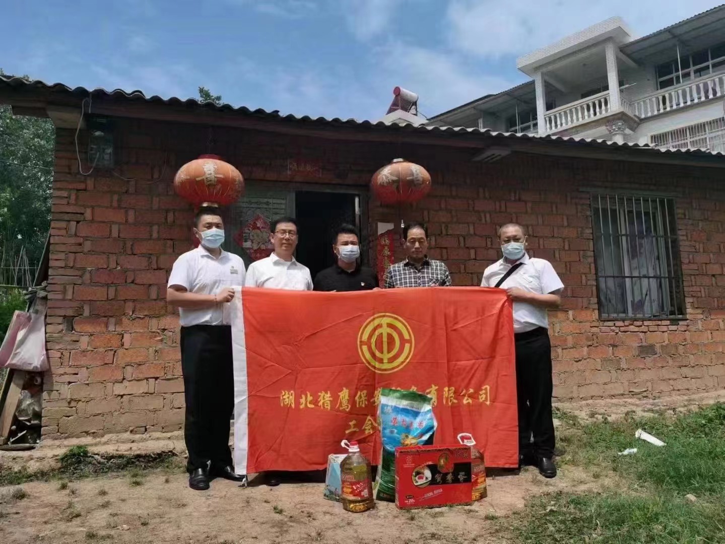 端午節(jié)將至，獵鷹企業(yè)組織員工走進鄉(xiāng)村，為老人送去生活物資