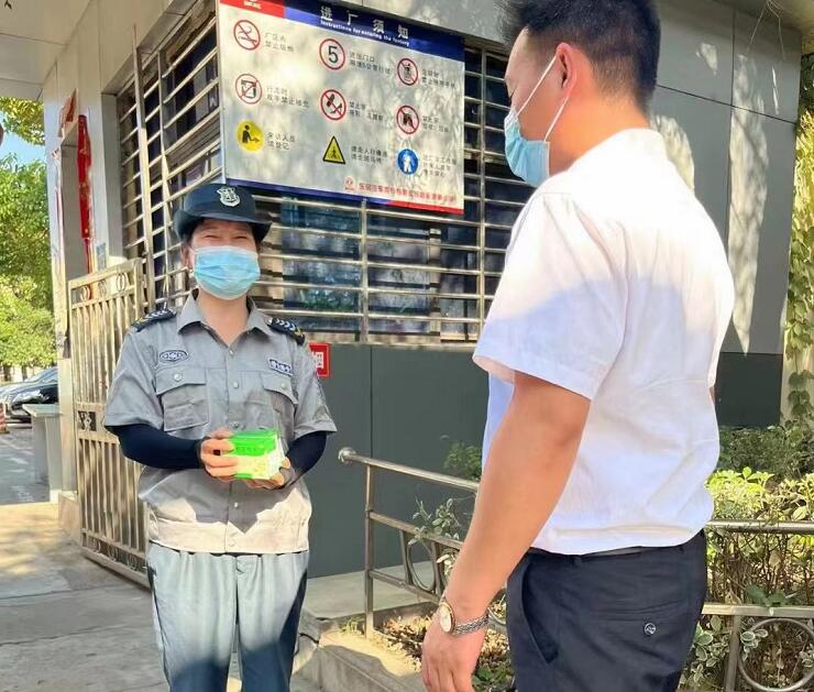湖北獵鷹保安公司，關愛隊員，為隊員送去防暑物資