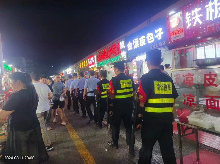 面對(duì)不同的工作環(huán)境和需求，保安工作人員該如何應(yīng)對(duì)？